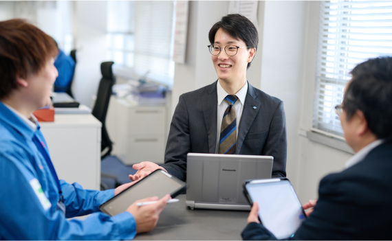 休憩時にはスポーツの話で盛り上がることも